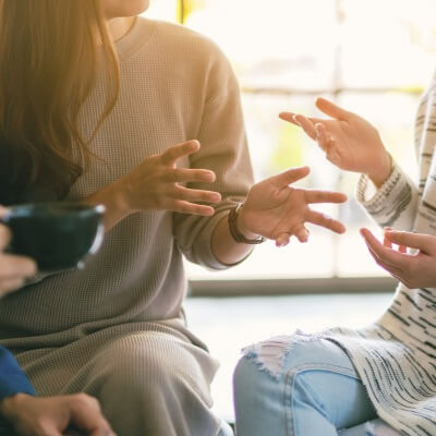 friends chatting in a cafe